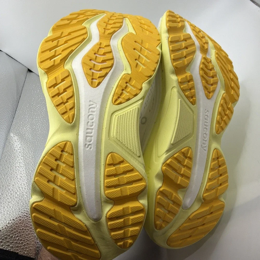Saucony Women's Hurricane 25 Shoes. Ivory/Tender Size 7 New.